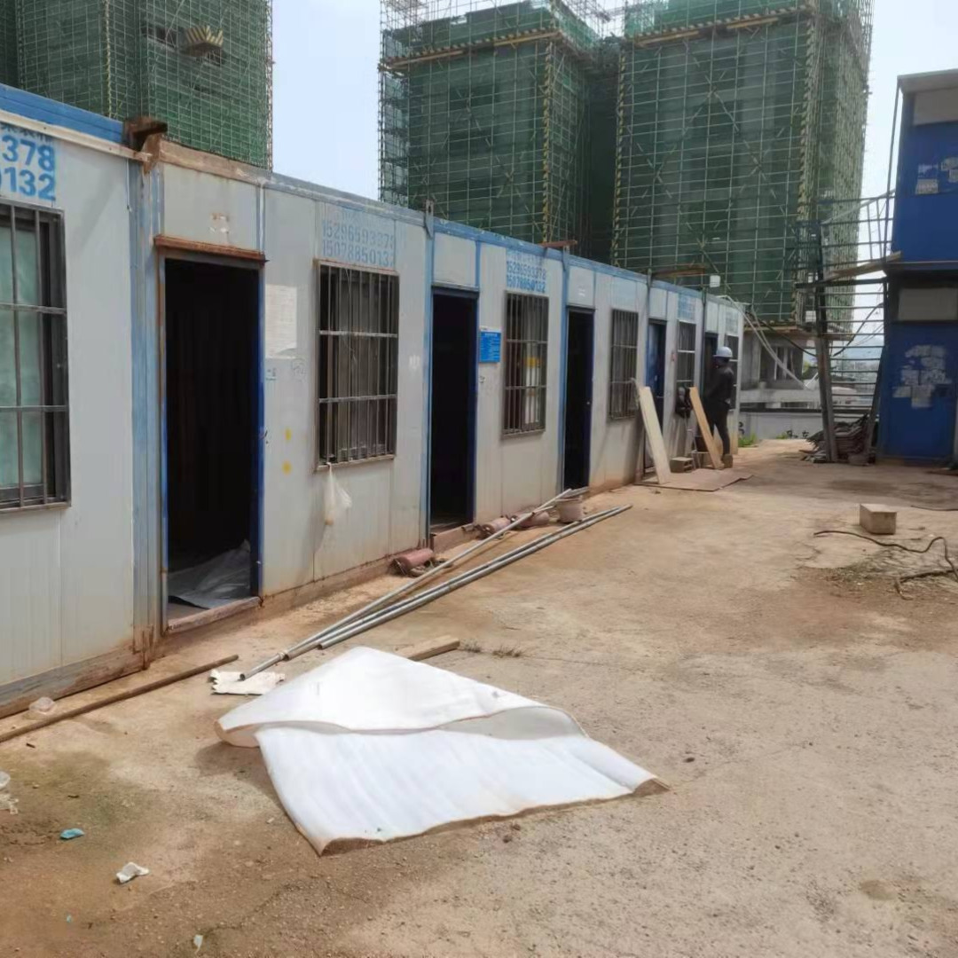 覃塘\\厂房拆除回收：让废弃建筑重获新生\\